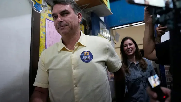 Flávio Bolsonaro abandona Brasil con destino a Estados Unidos después de su derrota presidencial y una orden judicial sobre sus pasaportes.