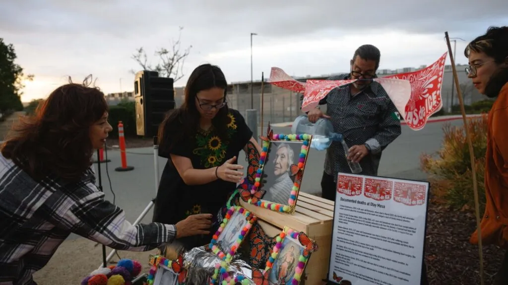 Activistas realizan una vigilia de Día de Muertos frente al centro de detención de Otay Mesa para honrar a migrantes fallecidos bajo custodia de ICE.
