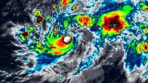 Imagen satelital del huracán Simón de categoría 4 avanzando sobre el océano Pacífico hacia las costas de México.