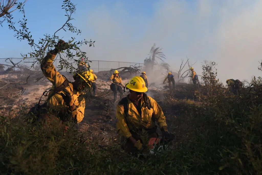 Incendios en California dañan viviendas y mantienen activo el combate cerca de Camp Pendleton y el condado de San Diego.