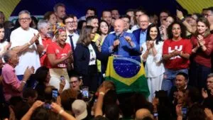 Lula da Silva gana la segunda vuelta presidencial de Brasil con el 51.7% de los votos frente a Flávio Bolsonaro.