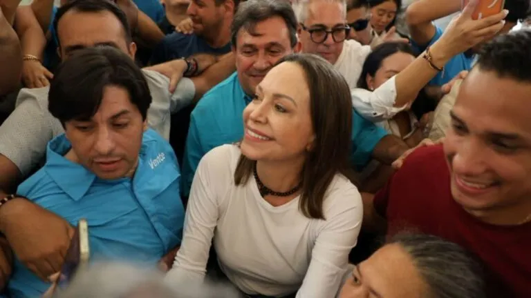 María Corina Machado regresa a Venezuela después de casi diez meses en el extranjero y busca retomar su liderazgo en la oposición.