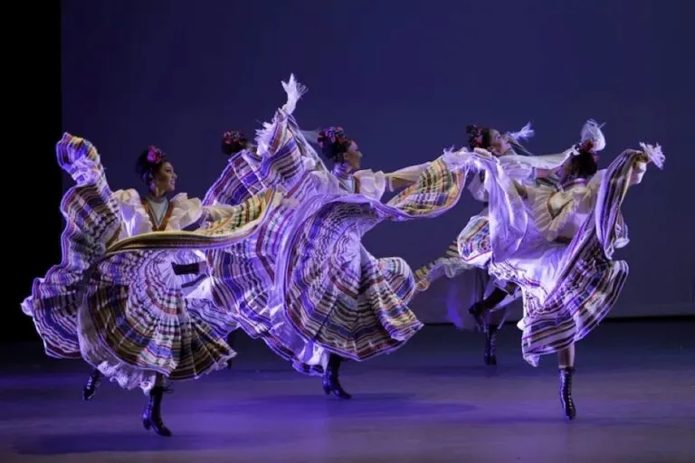 Ballet Folklórico de México presenta danzas tradicionales y vestuarios regionales durante su gira por Estados Unidos.