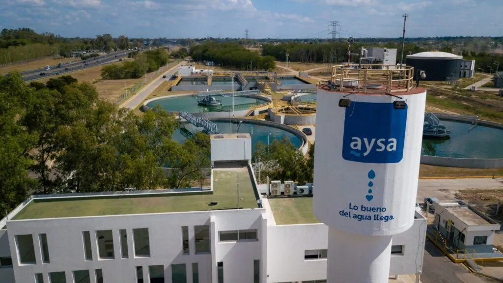 Argentina avanza en la privatización del servicio de agua potable y alcantarillado que administra AySA en Buenos Aires.