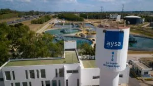 Argentina avanza en la privatización del servicio de agua potable y alcantarillado que administra AySA en Buenos Aires.