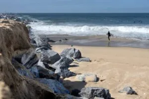 Oleaje alto en San Diego aumenta el riesgo de inundaciones costeras y corrientes peligrosas en las playas.