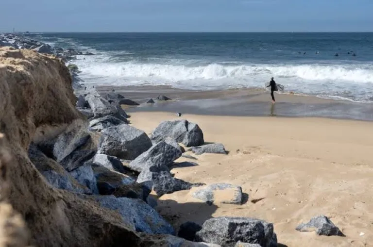 Oleaje alto en San Diego aumenta el riesgo de inundaciones costeras y corrientes peligrosas en las playas.