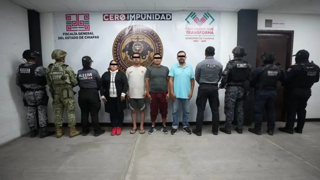 El Operativo Enjambre deja 21 detenidos en Chiapas durante una investigación contra funcionarios y policías municipales.