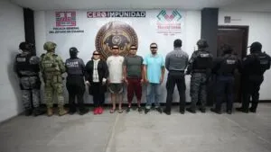 El Operativo Enjambre deja 21 detenidos en Chiapas durante una investigación contra funcionarios y policías municipales.