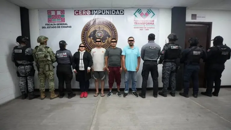 El Operativo Enjambre deja 21 detenidos en Chiapas durante una investigación contra funcionarios y policías municipales.
