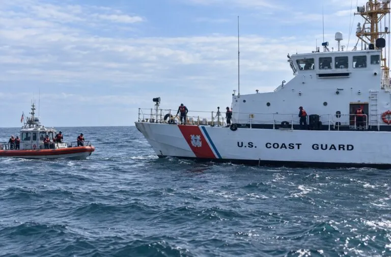 Rescate marítimo de 16 mexicanos frente a Baja California con apoyo de la Guardia Costera y traslado hacia San Diego.