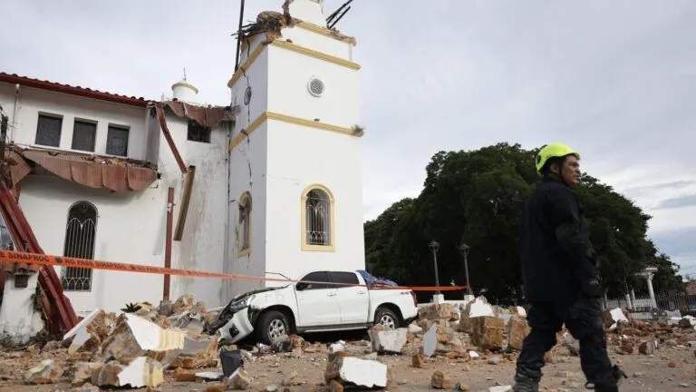 Panamá declara estado de emergencia por un terremoto de magnitud 7.7 que dejó heridos y daños en infraestructura.