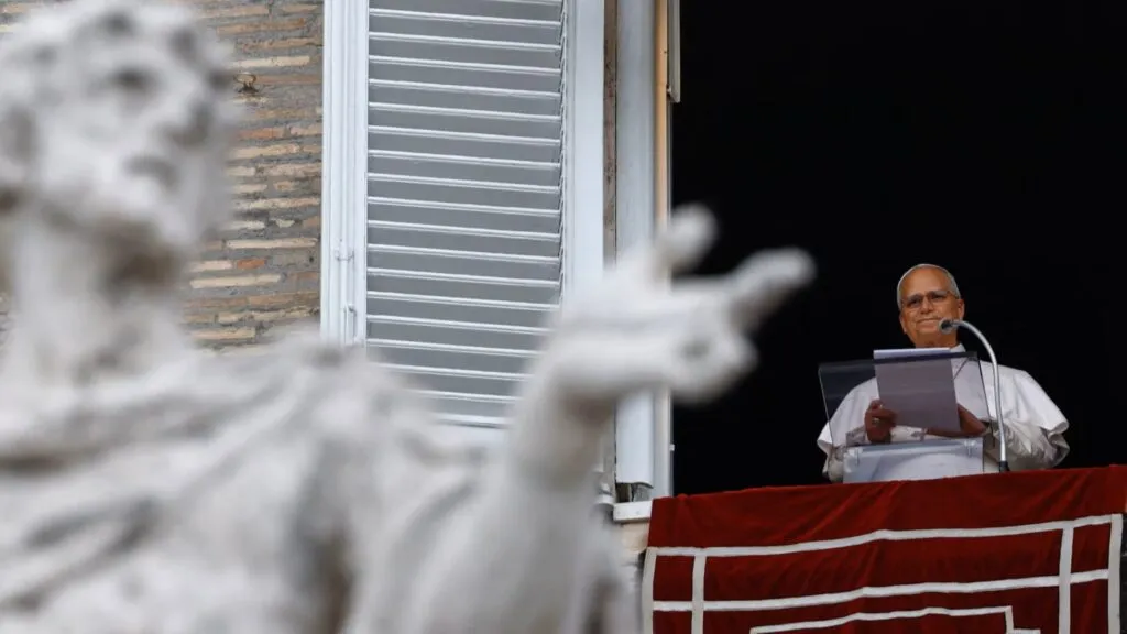 El Papa León XIV reaparece ante los fieles tras una cirugía por cáncer de pulmón y anuncia su regreso gradual a las actividades.