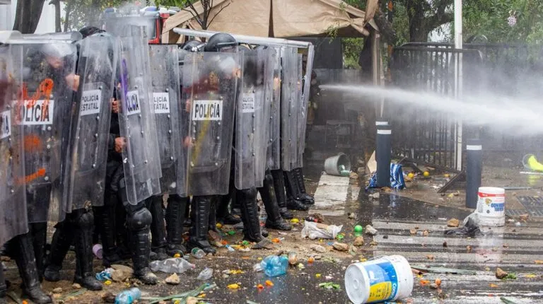Manifestación en Guadalajara por el suministro de agua contaminada y las detenciones realizadas durante la protesta.