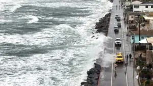 Rachel mantiene el riesgo de lluvias intensas, inundaciones repentinas y oleaje elevado en San Diego y el sur de California.