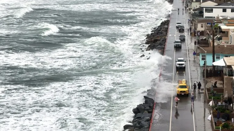 Rachel mantiene el riesgo de lluvias intensas, inundaciones repentinas y oleaje elevado en San Diego y el sur de California.