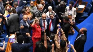 El Senado de Brasil aprobó reducir la jornada laboral a 40 horas semanales sin disminuir los salarios de los trabajadores.