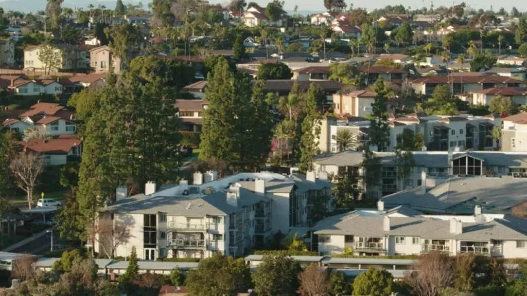Construcción de viviendas e infraestructura en San Diego ante los cambios ambientales propuestos por la Proposición 45.