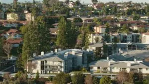 Construcción de viviendas e infraestructura en San Diego ante los cambios ambientales propuestos por la Proposición 45.