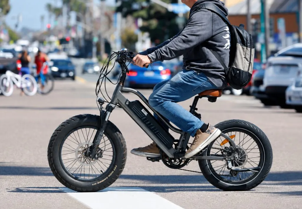 Bicicletas eléctricas en San Diego circulan por calles de la ciudad mientras autoridades buscan prevenir accidentes y detectar zonas peligrosas.