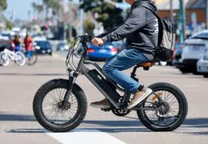 Bicicletas eléctricas en San Diego circulan por calles de la ciudad mientras autoridades buscan prevenir accidentes y detectar zonas peligrosas.