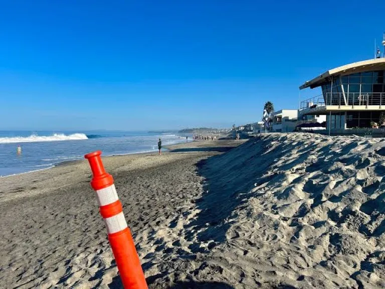 Clima en San Diego con cielo soleado y condiciones de marea elevada en la costa
