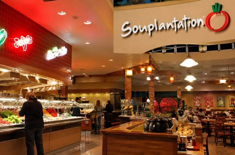 Restaurante tipo buffet con barra de ensaladas, sopas y alimentos preparados, inspirado en el concepto de Souplantation.