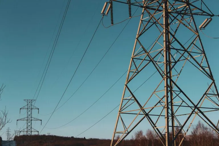 Crisis eléctrica en Tijuana preocupa a especialistas por la falta de subestaciones y el aumento de la demanda de electricidad.
