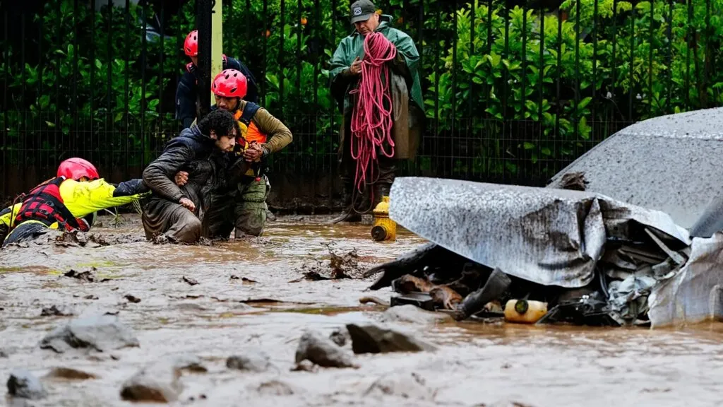 Una tormenta en Chile causó inundaciones, cortes eléctricos y daños en distintos sectores de Santiago.