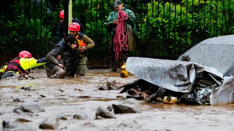 Una tormenta en Chile causó inundaciones, cortes eléctricos y daños en distintos sectores de Santiago.