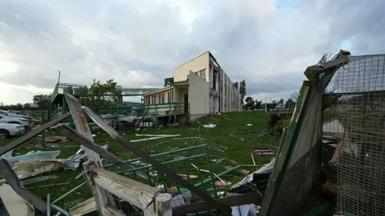Un tornado de categoría EF-2 destruye el Colegio Tricahue y provoca daños en viviendas de Requínoa, en la región chilena de O’Higgins.