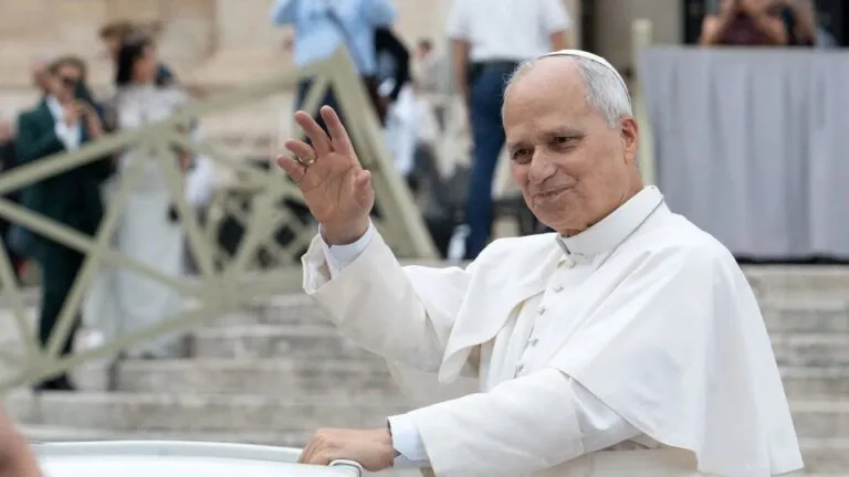 El papa León XIV recibió un diagnóstico de cáncer de pulmón tras someterse a una cirugía en Roma.